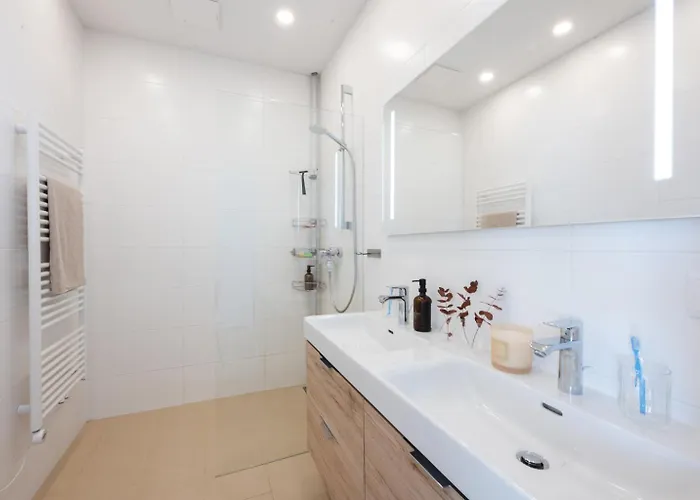 Modernes Dachgeschoss-apartment Mit Balkon In - Naehe Westbahnhof דירה *