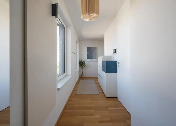 Modernes Dachgeschoss-apartment Mit Balkon In - Naehe Westbahnhof